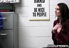 الضابط جاك فيغاس يجري تفتيش جوفي جامح على أريا خايد الشهيرة!