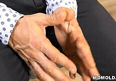 Ik kan niet geloven hoe Dominatrix GILF Anna Valentina deze jonge 18+ jongen als slaaf controleert! Haar doordringende blik en strenge dominantie maken me rillen.