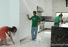 Młoda Mira Monroe i Rusty Nails mocno pieprzą się z małymi cyckami w kuchni z włożeniem sukienki