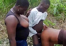 地元男が2人のエボニーヘアリーインド姉妹を茂みでモンスターコックでラフハードコアに曲げてファック