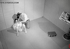 Pik etende asiel slet krijgt haar kont geneukt