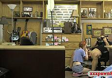 Rothaarige Teen verpfändet Muschi für harten Fick beim Pfandleiher