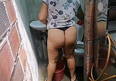 واو، مؤخرة زوجة أمي الغنية تجعلني مجنوناً! أشتهي أخذها بقوة وعمق الآن.