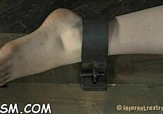 יופי קשור מחכה בחרדה לסצנה החמה הבאה שלה