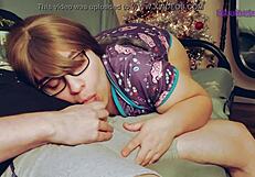 Joulun kuumuus: Imen isäpuolta kuusen ääressä, klippi 2