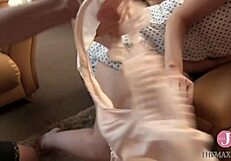 ก้นใส่กางเกงในครอบงำฉาก นิพพานใหญ่ยืนชันด้วยความตื่นเต้น