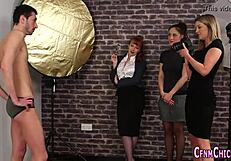 Angezogene Herrin spritzt überall Sperma hin