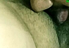 Hey, se denne hotte kone blive kneppet af mandens ven!