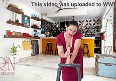  Mooie Dame in Rode Jurk Zuigt Grote Dildo, Haar Vintage Footjob op het Strand Verbaast