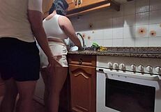 Manfaatin Anak Tiri di Dapur dengan Pantat Gede dan Celana Ketat