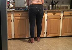 Matrigna amatoriale francese riceve sborrata generosa sul culo