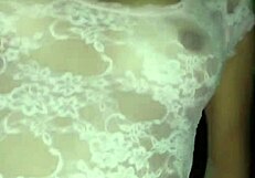 Vroča soseda me povabi, da jo jebem, ko staršev ni doma