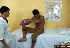 طبيب آسيوي بزي يدخل أصابعه في مؤخرة التوينك الضيقة في لقطة قريبة