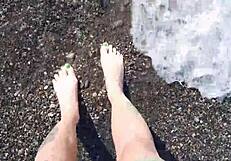 Picioare sărate de mare și degete ale dominatoarei Nika lins la plajă