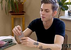 Студ фистингва пичката на приятелката си след стрип покер в кухнята