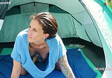 Nudist-milf fanget under blusen på stranden