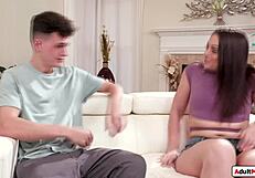 Pieni 18+ tissinen babisitter saapuu vuoroon mutta saa ajeltua pillua nuolluksi ja sitten anaalipanoa isolta kyrvältä.