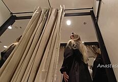 ねえ、店内の試着室で裸を晒すエロい女の子見た？