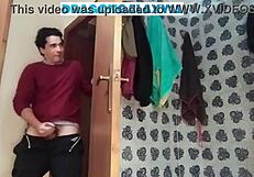 Хващам заварена сестра гола в душа и тя моли за здраво чукане.