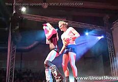 Złośliwa blond suka masuje kutasa na publicznym striptizie na dworze