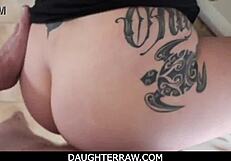 Gatinha de Bunda Grande Raven Reign Cavalga Pau do Padrastro em Fantasia Tabu