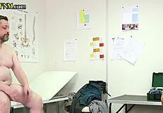 وااو، ممرضات CFNM يفحصن زب صغير 18+ على رجل سمين في المستشفى!