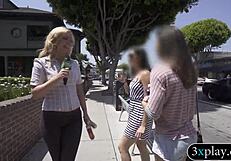 J'adore regarder les blondes exhiber leurs seins sous la douche.