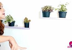 جون كورليون في تحليل عنصري مع رذاذ عنيف وكريم باي