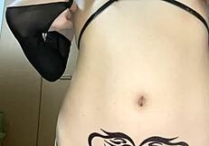 アジアのコスプレ悪魔娘が衣装でエッチなモンスター魅力で誘惑