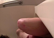 Masturbação Amadora no Chuveiro com Brinquedo Dildo