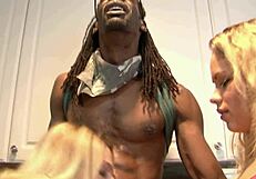 Styvmamma fångar styvsonen med en svart kille hemma hos henne