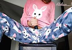 Tjej i pyjamas leker med svart vibrator och når orgasm på webcam