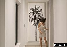 Блекд Вана и хотуайф Ив в див външен тройка с BBC