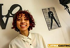 Кудрявая рыжая латина в восторге от первого анального кастинга с кончей