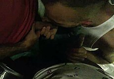 Vrienden genieten van lol in disco toiletten nachtclub