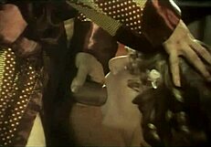 ปาร์ตี้เซ็กส์วินเทจกับสาวบลอนด์จบด้วยน้ำแตก