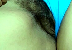 Ik kom terug van het strand, flits mezelf, en neuk mijn mans beste vriend in de garage