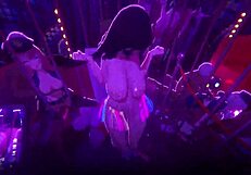 매혹적인 아포니아가 나이트클럽에서 알몸으로 벗으며 3D 카툰 액션