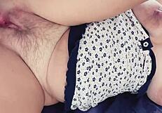 MILF de coño peludo recibe una embestida brutal en anal.