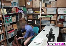 巨乳エボニーティーン18+が万引きで捕まり、仕事で失敗した罪悪感