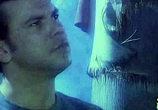 Un chico sorprende a una milf rubia con flores antes de darle duro