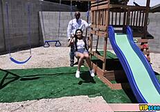 فتاة آسيوية لطيفة صغيرة تجرب قضيب أسود عملاق للمرة الأولى