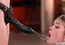 Jazlyn dan Lilly liar strap-on mainan di kasur