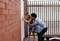 Vroča plesalka Jewelz Blu dobi udarjanje od barmenovega ogromnega kurca v tiki baru po divjem plesu.