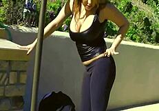 Kumi Lacyn isoille tisseille sillä isolla mustalla kyrvällä!