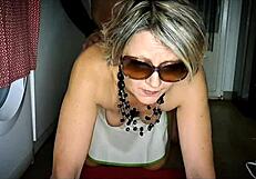 Čutim intenzivno užitek, ko igra z mojo ritko v kuhinji