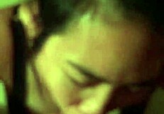 Soția asiatică suge și sfârșește cu spermă în gură!