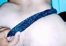 ภรรยาเดสีร้อนขี่ควยของเดวาร์หนุ่ม 18+ ในเซ็กส์ก้นบ้านทำเองขณะสามีไม่อยู่