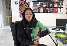 Essa Putinha Asiática Perde Mesmo a Corrida por um Pau Gordo?