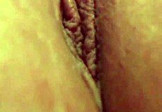 Дразня пухкавата си клитка до интензивен оргазъм докато мастурбирам. Не мога да спра да се пипам.